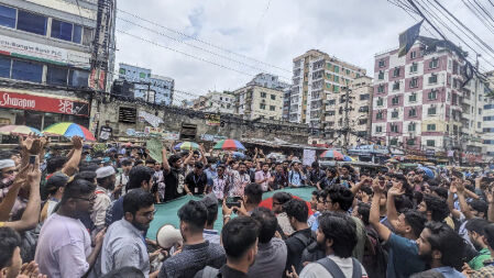 ঢাকার বিভিন্ন সড়ক বেসরকারি বিশ্ববিদ্যালয় শিক্ষার্থীদের দখলে, চলছে বিক্ষোভ