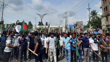 সারাদেশে শিক্ষার্থীদের ওপর হামলার প্রতিবাদে রাবি শিক্ষার্থীদের বিক্ষোভ