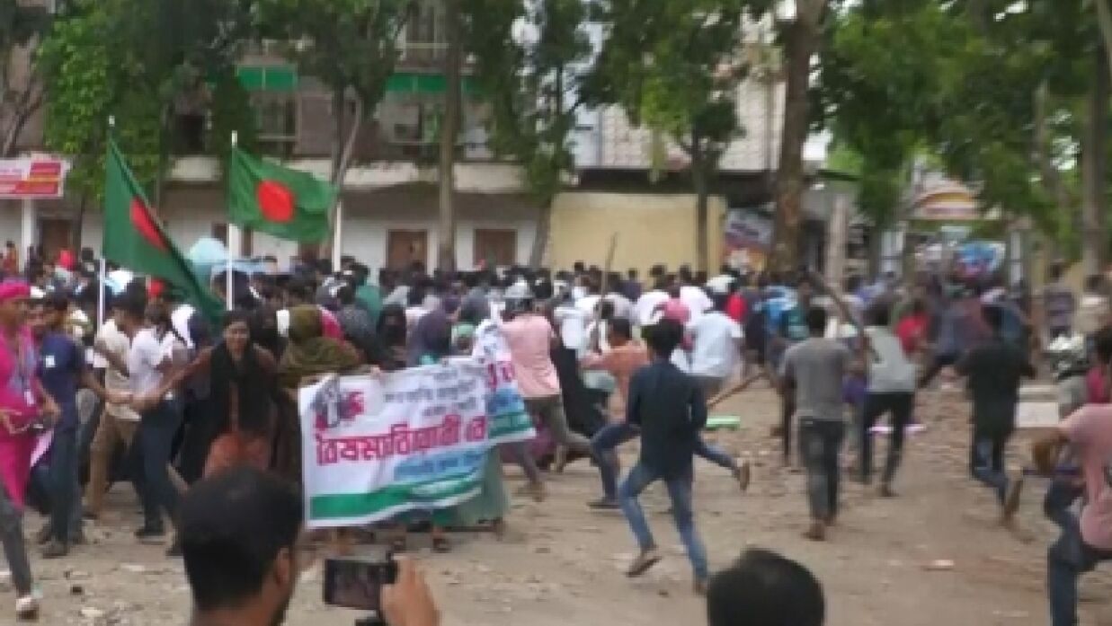 আন্দোলনরত শিক্ষার্থীদের ওপর ছাত্রলীগ নেতাকর্মীদের হামলা