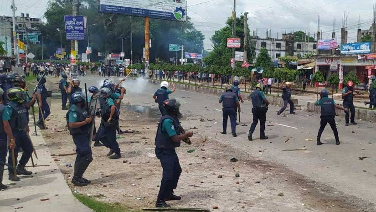 কোটা সংস্কার আন্দোলনকারীদের ওপর পুলিশের গুলি