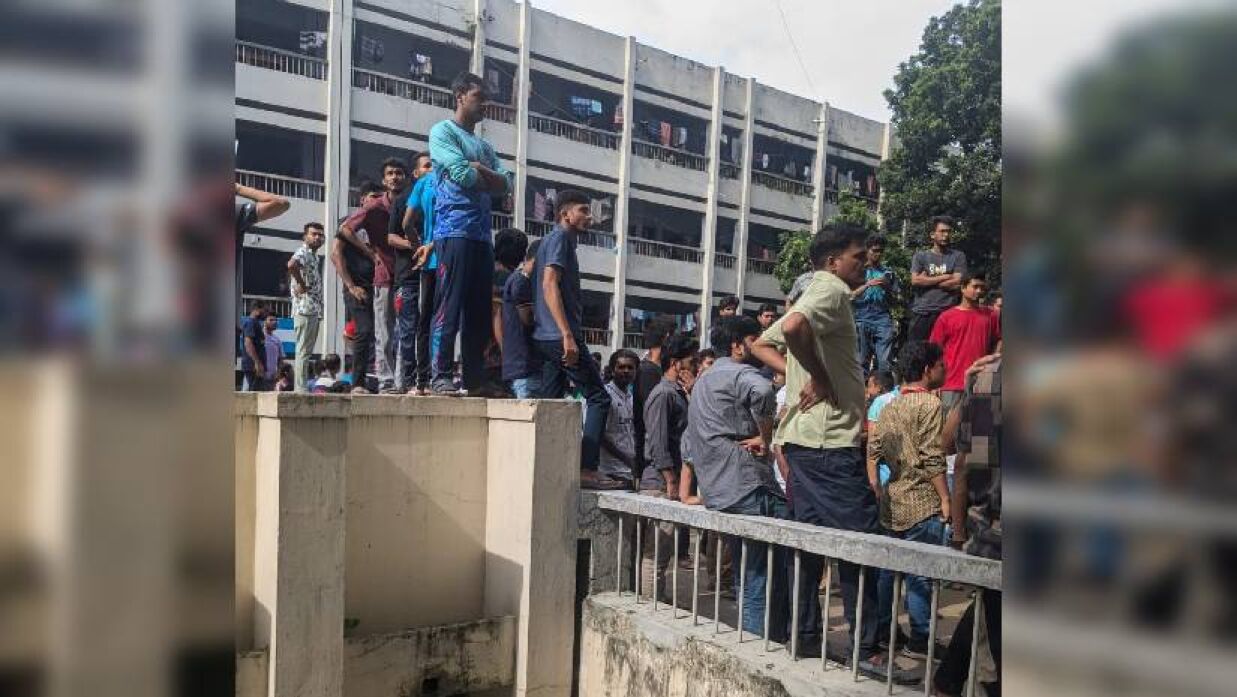 এবার জসীম উদদীন হল থেকে ছাত্রলীগকে বের করে দিল আন্দোলনকারীরা