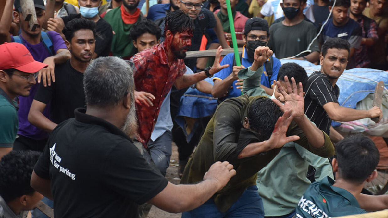 গতকাল চট্টগ্রাম আন্দোলনরত শিক্ষার্থীদের পিটিয়ে রক্তাক্ত করে ছাত্রলীগের নেতাকর্মীরা। 