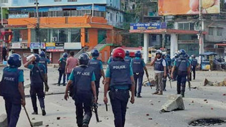 বরিশালে কোটা আন্দোলনকারী শিক্ষার্থীদের সাথে-পুলিশের সংঘর্ষ চলছে