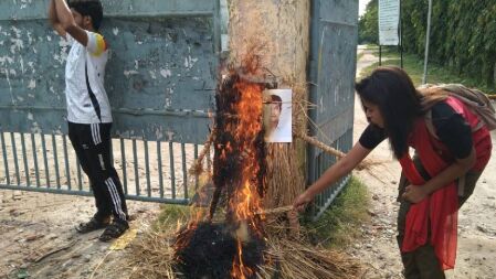 ভিসি ও প্রক্টরের কুশপুত্তলিকা পোড়ালেন বেরোবি শিক্ষার্থীরা