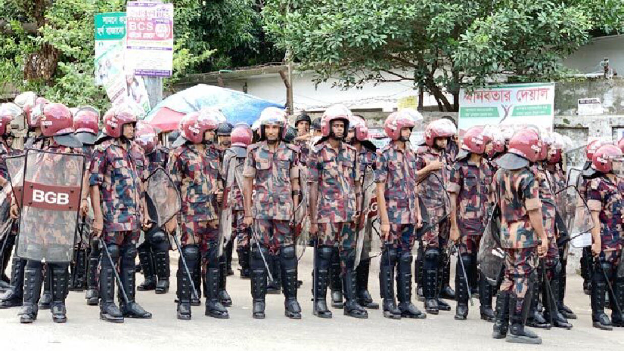 কমপ্লিট শাটডাউনে ২২৯ প্লাটুন বিজিবি মোতায়েন