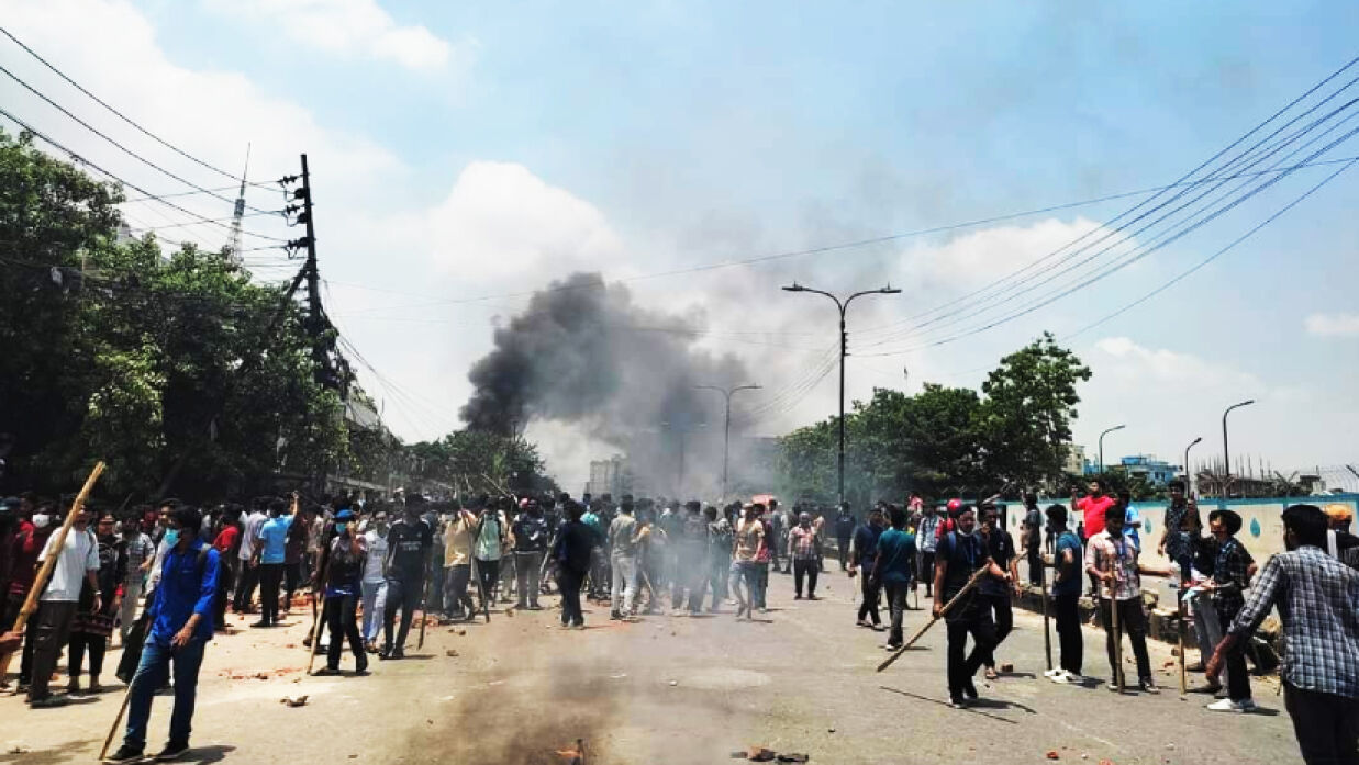 রাজধানীর রামপুরা এলাকায় সড়কে পুলিশের সাথে সংঘর্ষ হয়েছে পুলিশের।