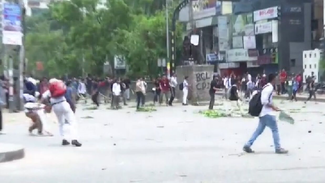 ধানমন্ডি-সায়েন্সল্যাব এলাকায় পাল্টাপাল্টি ধাওয়া পুলিশ-শিক্ষার্থীদের