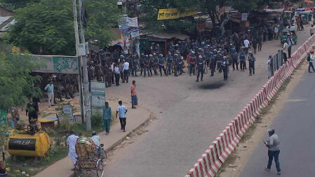 কুমিল্লায় শিক্ষার্থী ও পুলিশের সাথে সংঘর্ষ চলছে 