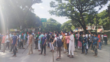 কুষ্টিয়া-খুলনা মহাসড়কে ইবি শিক্ষার্থীদের শাটডাউন কর্মসূচি চলছে