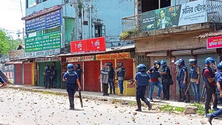 কুমিল্লায় পুলিশের সঙ্গে সংঘর্ষে আহত ১৩ শিক্ষার্থী