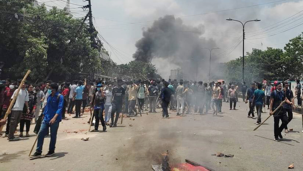 শিক্ষার্থীদের ডাকা আন্দোলনে দেশের বিভিন্ন স্থানে সংঘর্ষের ঘটনা ঘটে। মঙ্গলবার রাজধানীর বাড্ডা এলাকা থেকে তোলা।