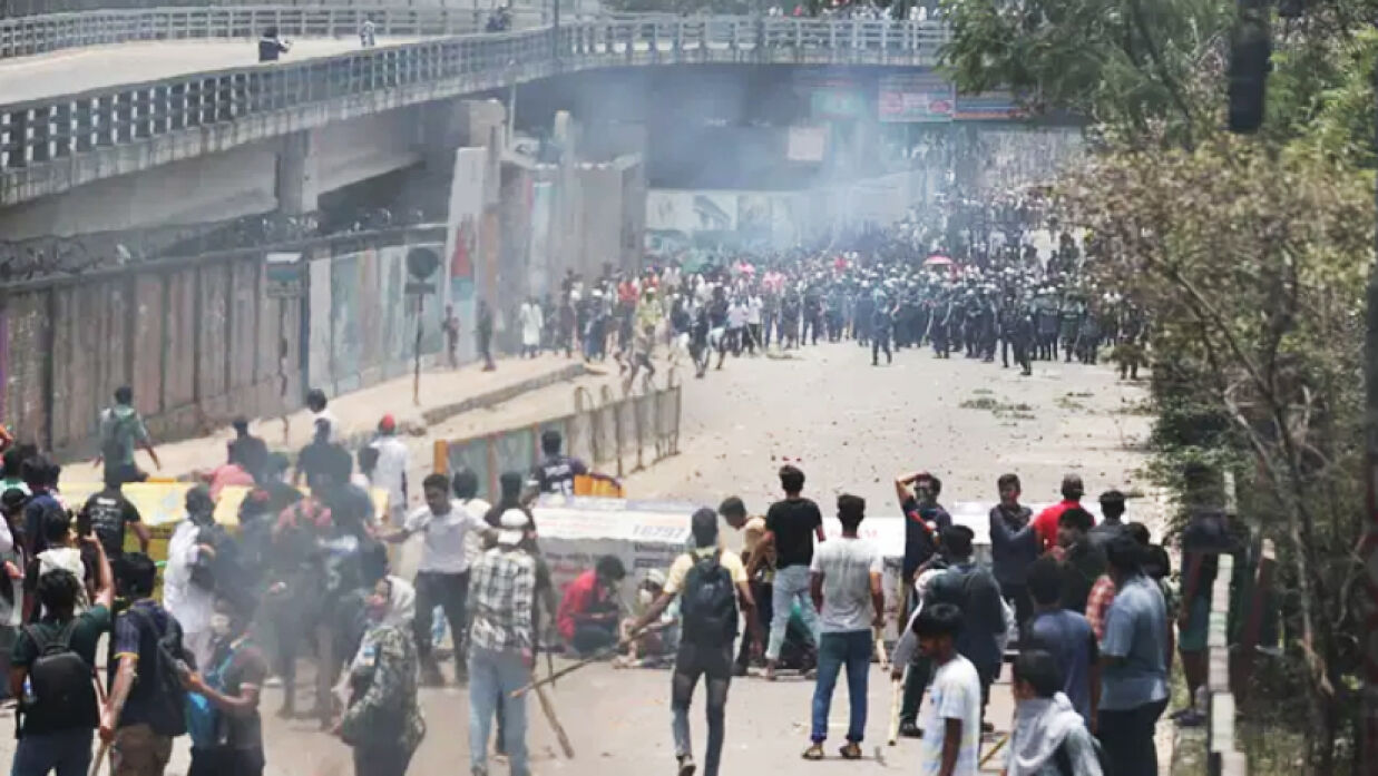 আন্দোলনরত সাধারণ শিক্ষার্থীদের সাথে রক্তক্ষয়ী সংঘর্ষ হয় আইনশৃঙ্খলা বাহিনীর সদস্যদের। রাজধানীর রামপুরা-বাড্ডা এলাকা থেকে তোলা।