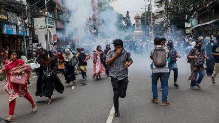 চট্টগ্রামে পুলিশের সাউন্ড গ্রেনেড নিক্ষেপ, বিক্ষোভকারীরা ছত্রভঙ্গ