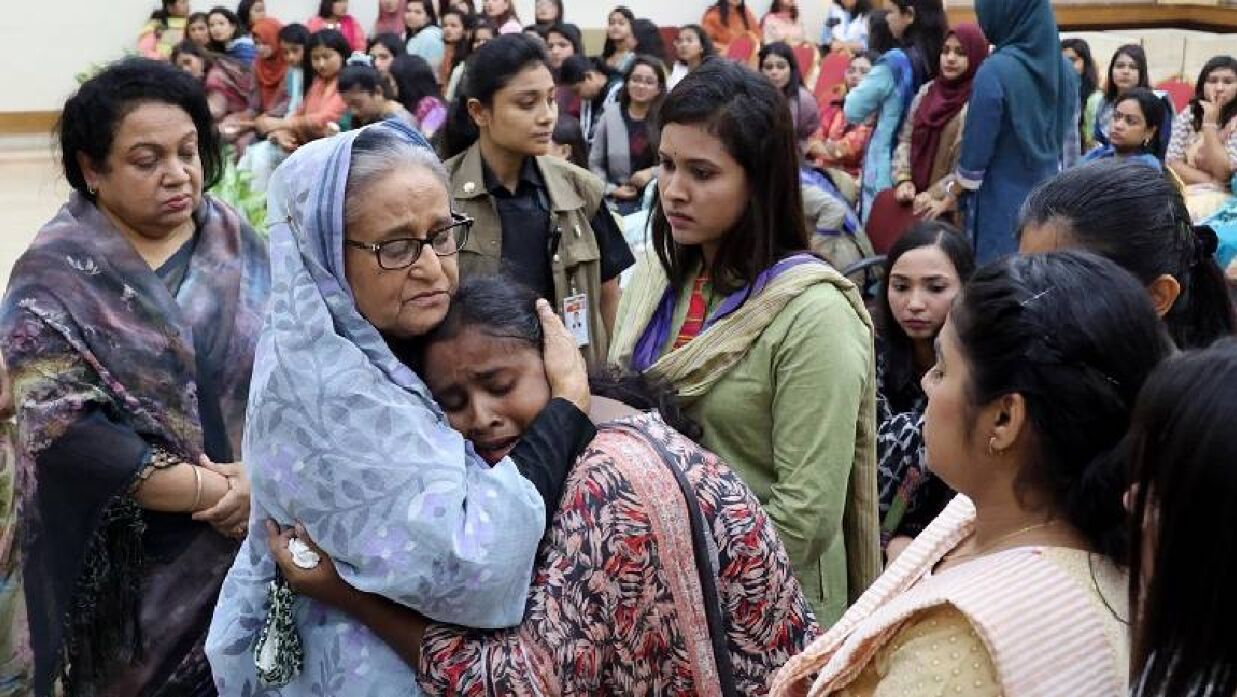 ছাত্রলীগ নেত্রীকে সান্ত্বনা দিতে দেখা যায় প্রধানমন্ত্রীকে