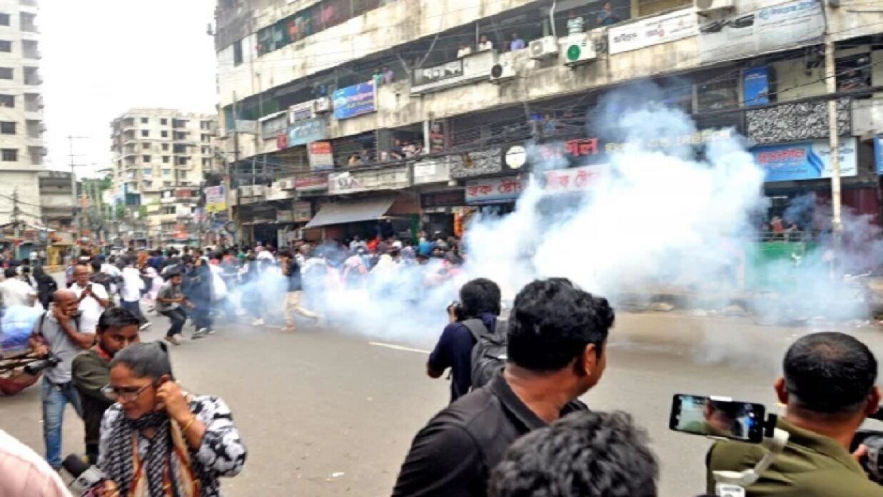 পুলিশ আন্দোলনকারীদের উদ্দেশে সাউন্ড গ্রেনেড ও টিয়ারশেল নিক্ষেপ শুরু করে