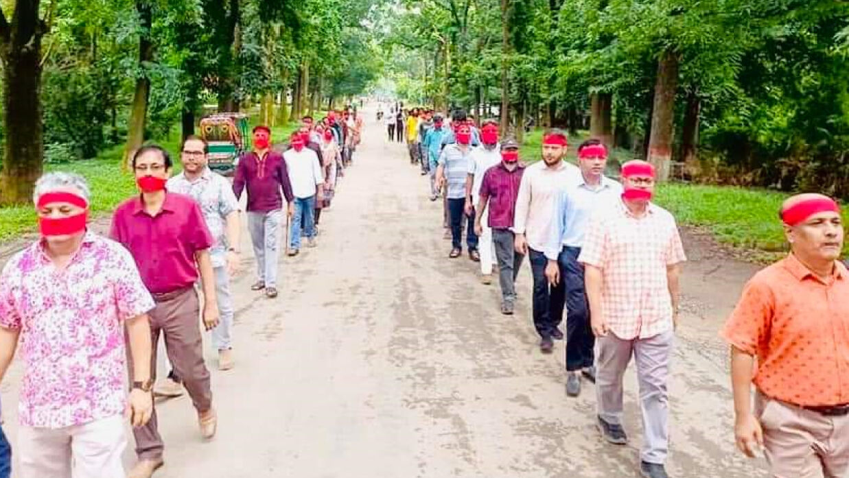 মুখে লাল কাপড় বেঁধে মৌন মিছিল