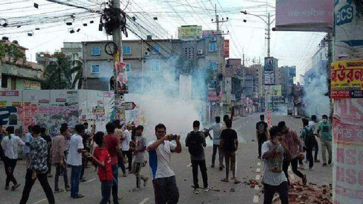 পুলিশের সঙ্গে শিক্ষার্থীদের সংঘর্ষ