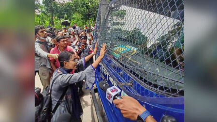 একাই পুলিশের প্রিজনভ্যান আটকে দিলেন আন্দোলনরত ছাত্রী!