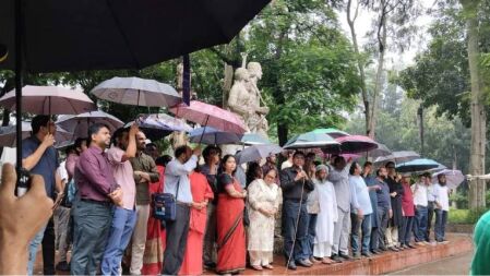 বৃষ্টিতে ভিজেই ঢাবিতে শিক্ষকদের বিক্ষোভ মিছিল ও সমাবেশ 