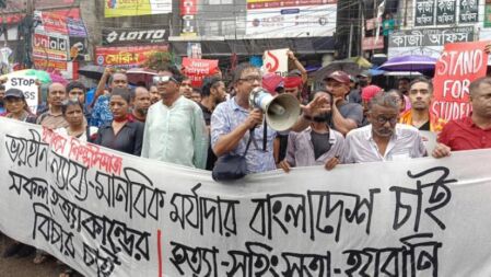 শিক্ষার্থীদের আন্দোলনে সংহতি জানিয়ে অভিনয়শিল্পী-নির্মাতাদের বিক্ষোভ