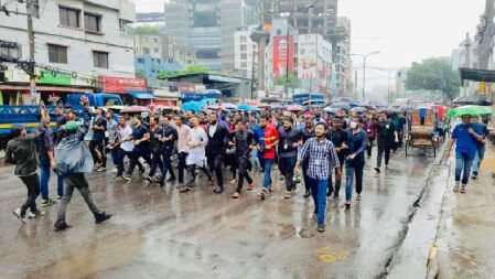 ঢাকায় বৃষ্টিতে ভিজে বিশ্ববিদ্যালয়-কলেজ শিক্ষার্থীদের মিছিল