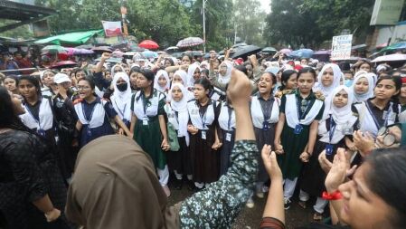 উত্তরায় বৃষ্টিতে ভিজে রাজউক মডেল শিক্ষার্থীদের মিছিল