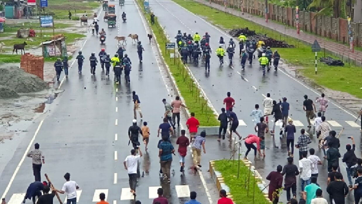 শিক্ষার্থীদের সঙ্গে পুলিশের সংঘর্ষ