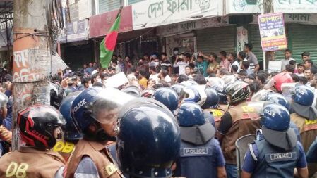 নরসিংদীতে আন্দোলনকারীদের ওপর ছাত্রলীগের হামলা