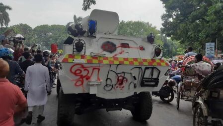 পুলিশের সাঁজোয়া যানে গ্রাফিতি আঁকলো শিক্ষার্থীরা