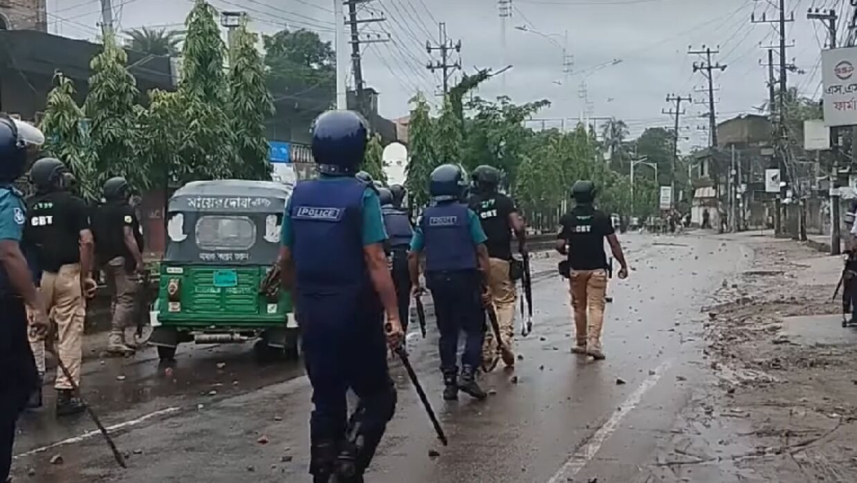 পুলিশ ও ছাত্র-জনতার মধ্যে পাল্টাপাল্টি ধাওয়া ও সংঘর্ষ