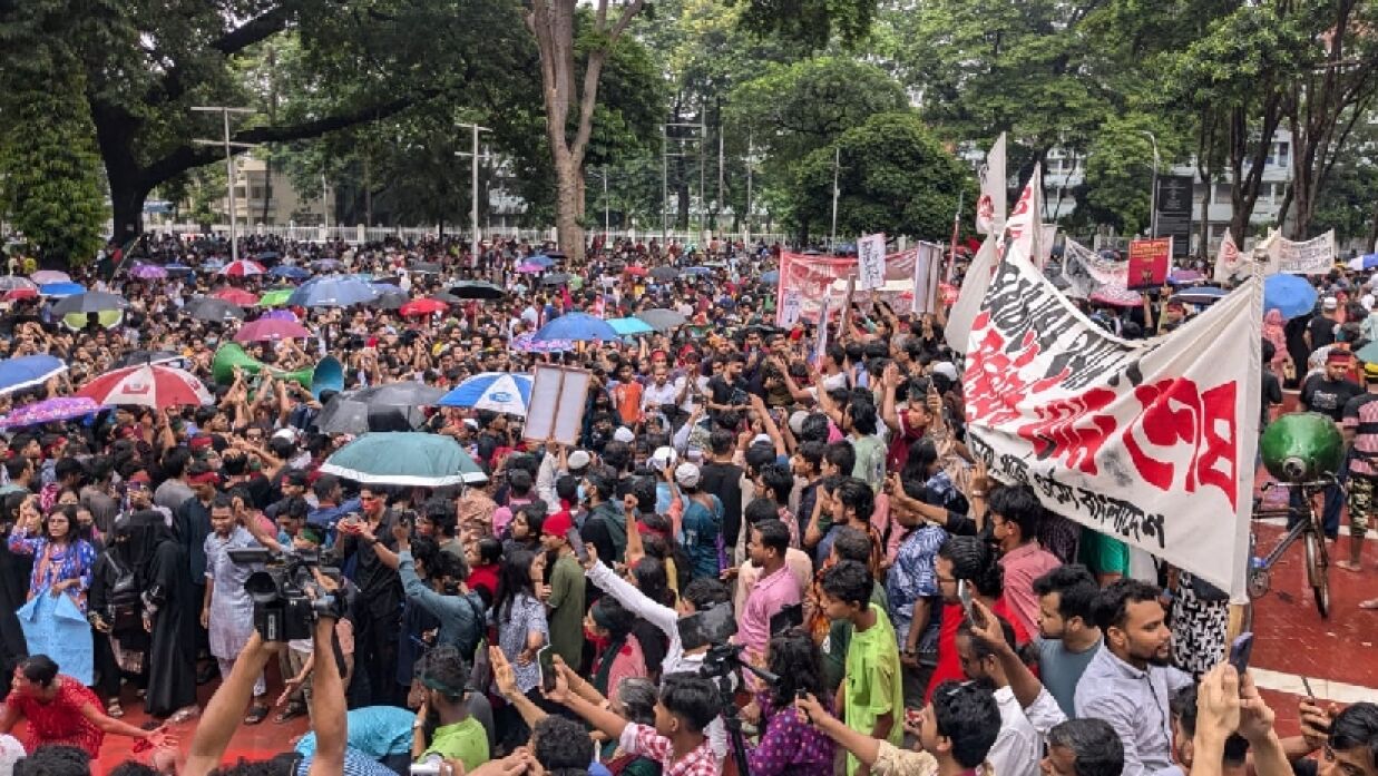 গণমিছিলে জনসমুদ্রে পরিণত হয় শহীদ মিনার এলাকা