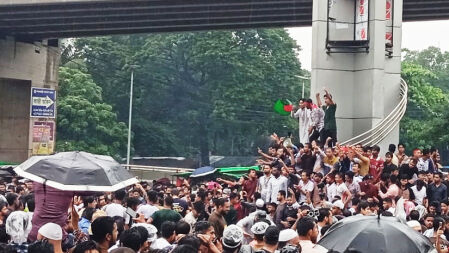 চট্টগ্রামে মিছিল থেকে ছাত্রলীগকে ধাওয়া, পুলিশ বক্স ভাঙচুর-ঢিল সাঁজোয়া যানে