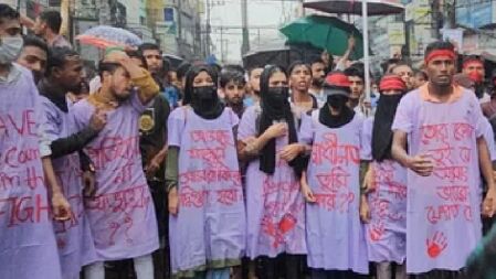 ফেনীতে কাফনের কাপড় পরে গণমিছিলে শিক্ষার্থীরা