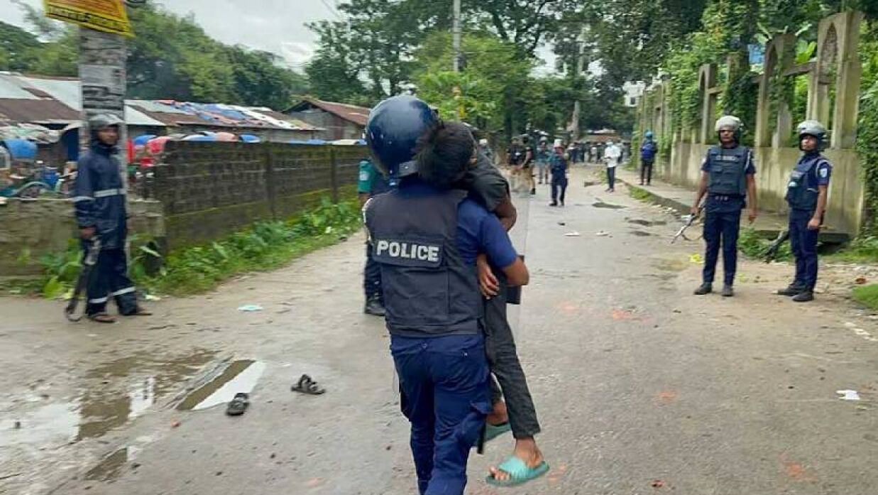 শিশুকে পুলিশ সদস্যের বুকে জড়িয়ে ছবি ভাইরাল