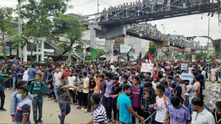 সায়েন্সল্যাব ছেড়ে কেন্দ্রীয় শহীদ মিনারের দিকে আন্দোলনকারীরা