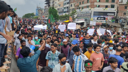 যাত্রাবাড়ীতে সড়ক অবরোধ করে শিক্ষার্থীদের বিক্ষোভ