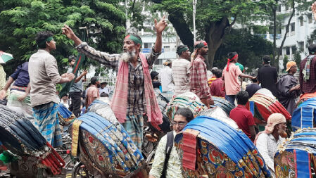 শিক্ষার্থীদের সাথে একাত্মতা জানিয়ে রাস্তায় নামলেন রিকশাচালকরাও