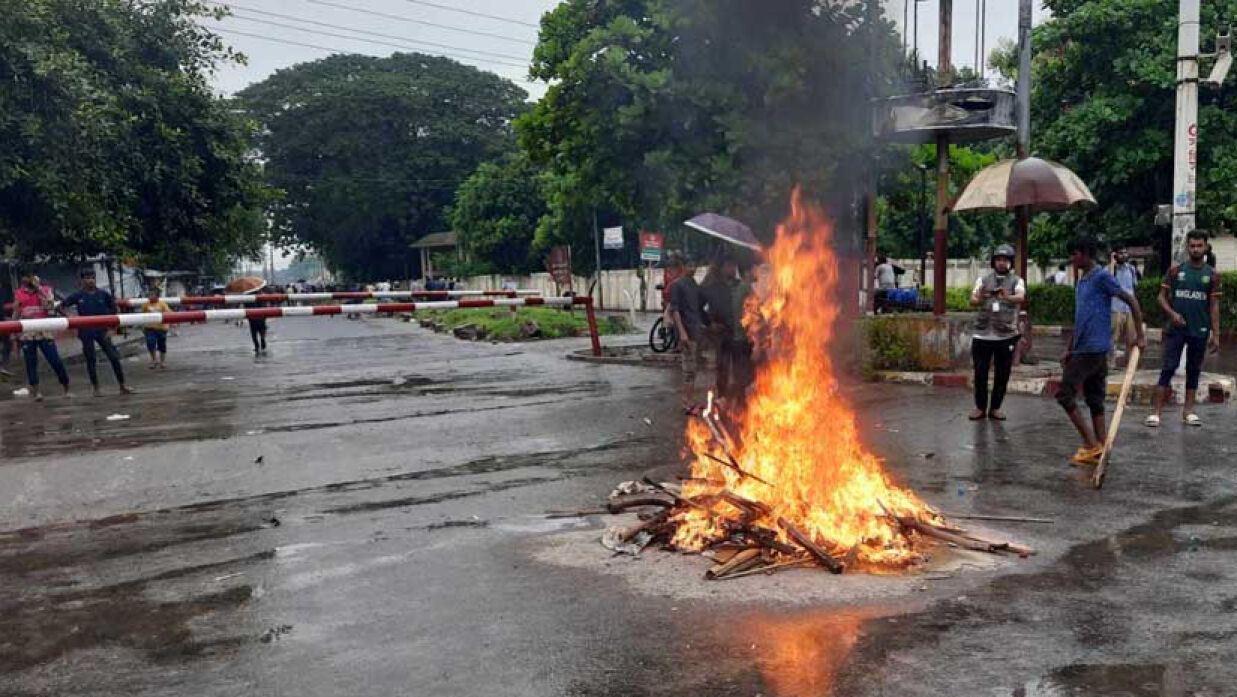 রাজশাহীতে আগুন জ্বালিয়ে সড়ক অবরোধ