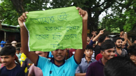 নাটোরে শিক্ষার্থীদের বিক্ষোভ মিছিল আটকে দিল পুলিশ