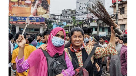 বরিশালে ঝাড়ু-খুন্তি হাতে আন্দোলনে বিএম কলেজ শিক্ষার্থীরা