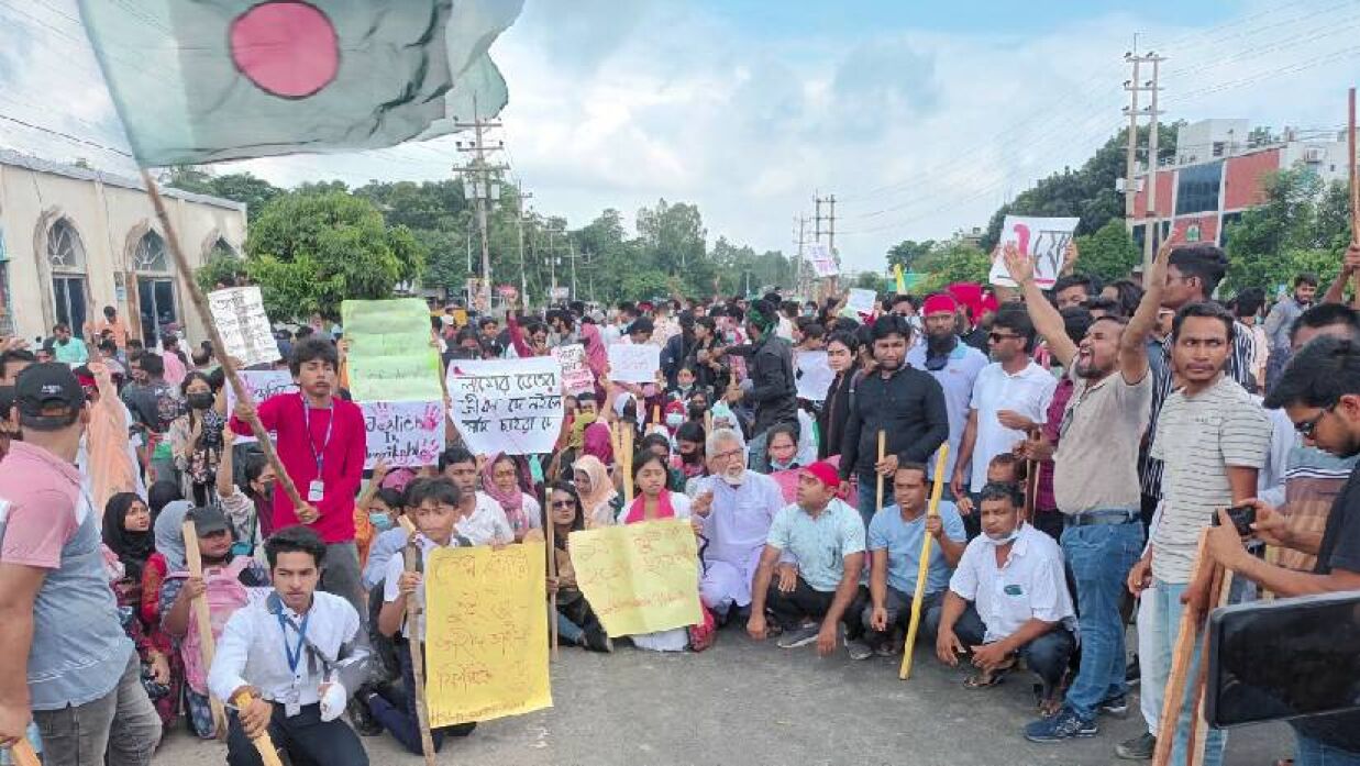 ঢাকা-আরিচা মহাসড়ক অবরোধ করে বিক্ষোভ অভিভাবক-শিক্ষার্থীদের