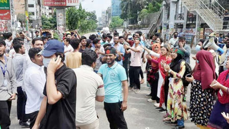 সায়েন্সল্যাব অবরোধ আন্দোলনকারীদের, নেই আইনশৃঙ্খলা বাহিনীর উপস্থিতি