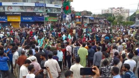 চট্টগ্রামের নিউমার্কেট মোড়ে অবস্থান আন্দোলনকারীদের