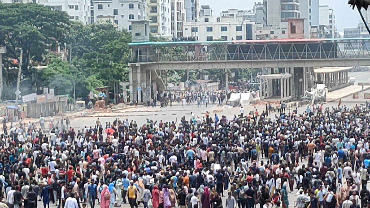 উত্তরায় আ.লীগ-শিক্ষার্থীদের ধাওয়া-পাল্টা ধাওয়া