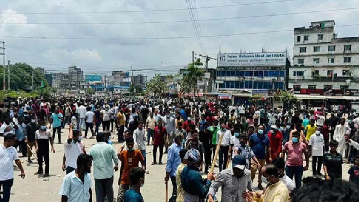 দেড় কিলোমিটার রাস্তা আন্দোলনকারীদের নিয়ন্ত্রণে