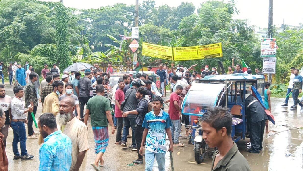 লক্ষ্মীপুরে শিক্ষার্থীদের ওপর হামলা করে ছাত্রলীগসহ আওয়ামী লীগের নেতাকর্মীরা।