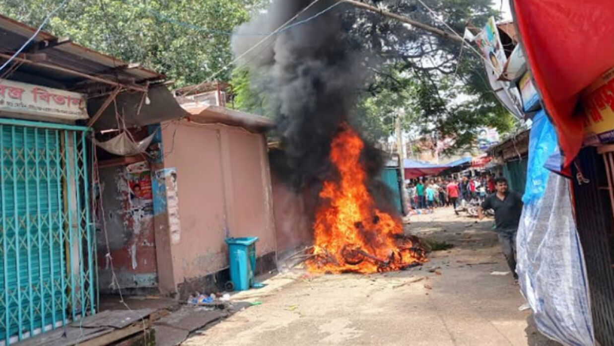 পুড়ে যাওয়া বাড়ি