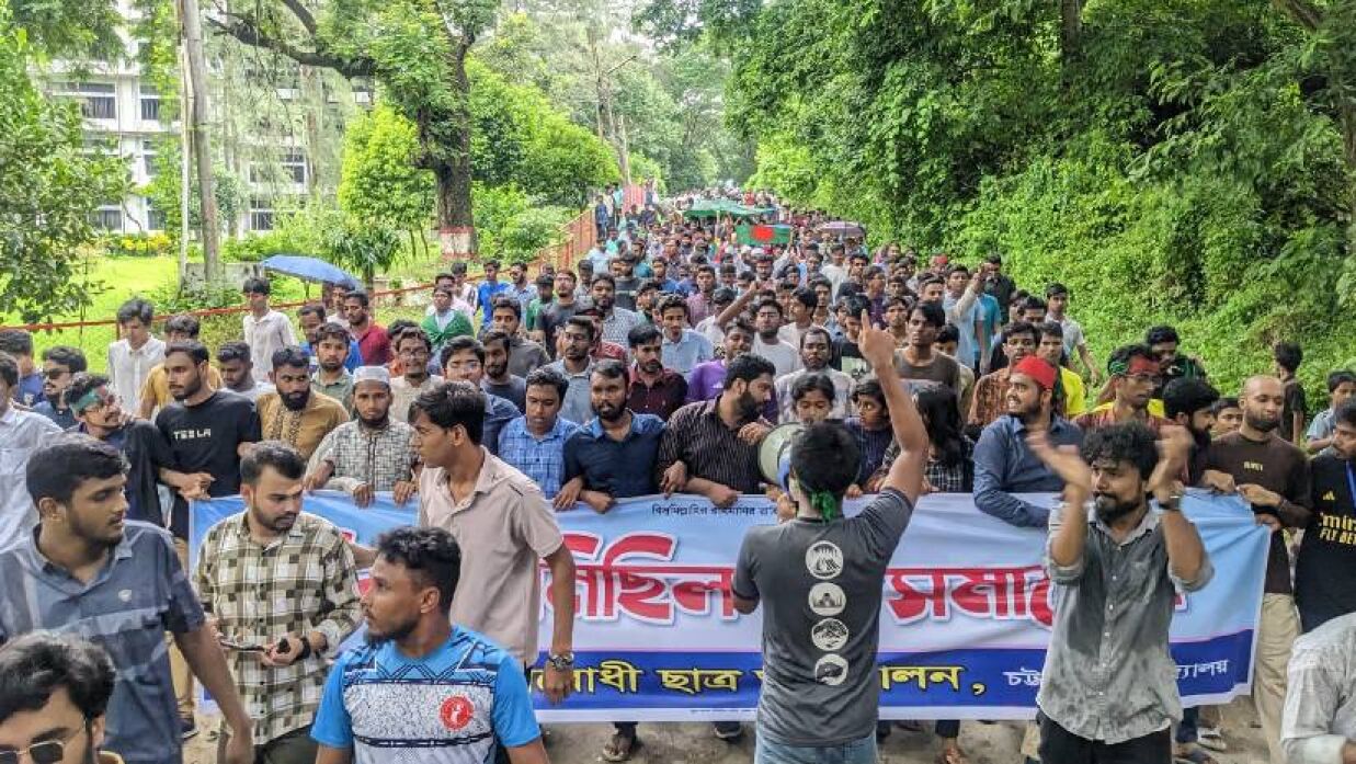 চবি উপাচার্য ও প্রক্টরের পদত্যাগ দাবি শিক্ষক-শিক্ষার্থীদের