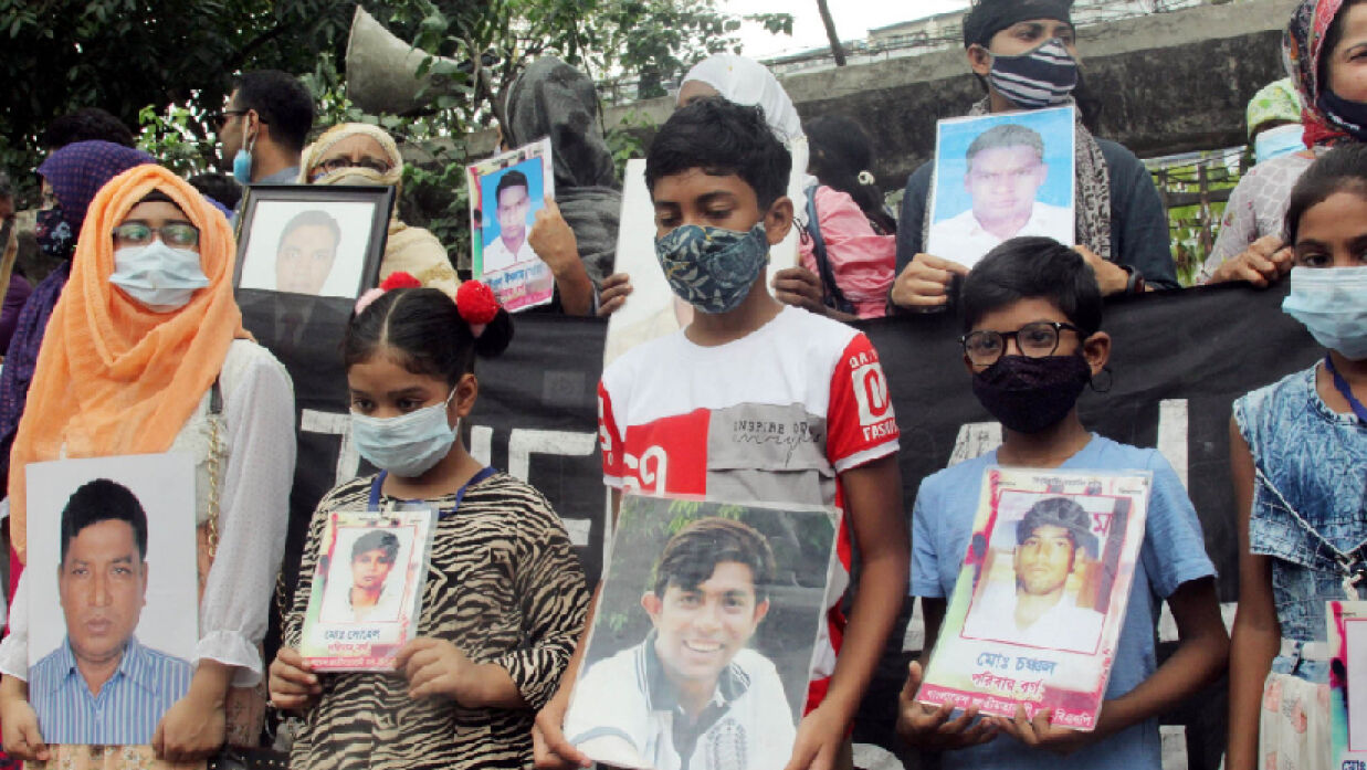 গুম হওয়া ব্যক্তিদের ফেরাতে সবসময়ই আকুতি ছিল স্বজনদের। ছবি হাতে মানববন্ধন।