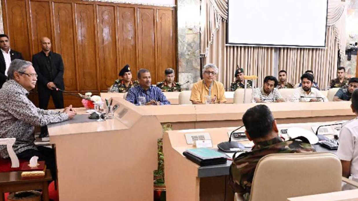 অন্তর্বর্তীকালীন সরকার গঠনের বিষয়ে রাষ্ট্রপতির বাসভবনে বৈঠক